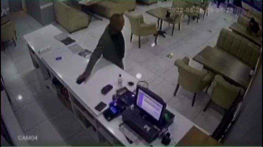 Cep telefonu çalındı, hayatının şokunu yaşadı! Tam 214 bin liradan oldu