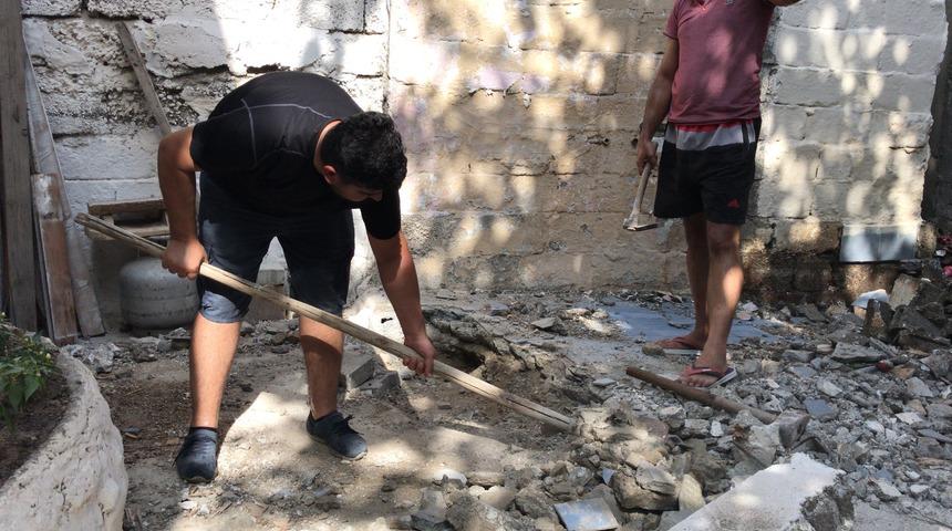 Adana'da tadilat sırasında bulunan ve kafatası sanılan cismin taş olduğu belirlendi