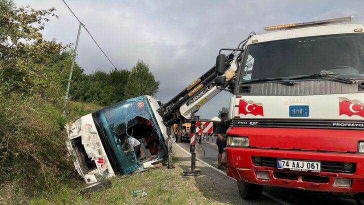 Çaycuma'da şarampole devrilen yolcu otobüsündeki 4 kişi yaralandı G3