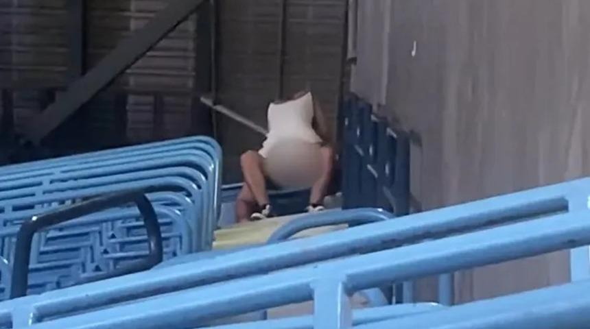 Tribünde seks skandalı! 'Faul' yapınca oyundan atıldılar