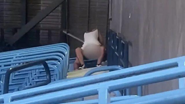 Tribünde seks skandalı! 'Faul' yapınca oyundan atıldılar