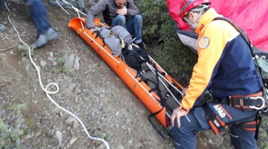 Kayalık alana çakılan paraşütçü helikopterle kurtarıldı