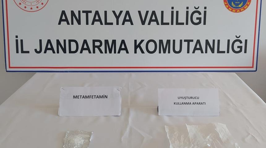 Antalya'da uyuşturucu bulunan araçtaki 3 kişi gözaltına alındı
