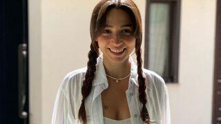 İç çamaşırlı pozuyla olay olan Zeynep Bastık yatarak poz verdi! Bu kız bir afet