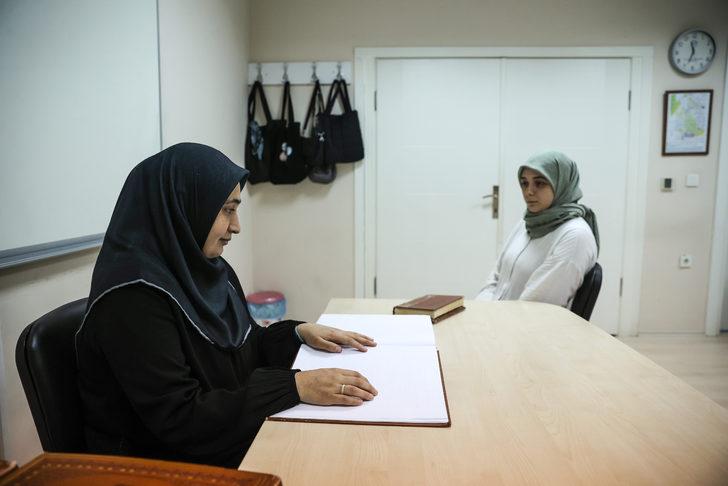 Görme engelli din görevlisi, gören öğrencilere hafızlık eğitimi veriyor G1