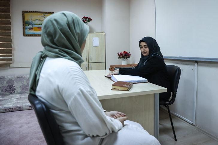 Görme engelli din görevlisi, gören öğrencilere hafızlık eğitimi veriyor G2