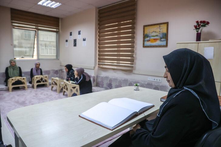 Görme engelli din görevlisi, gören öğrencilere hafızlık eğitimi veriyor G5