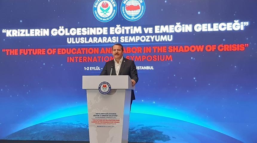 Eğitim-Bir-Sen ve Memur-Sen Genel Başkanı Yalçın eğitim sempozyumunda konuştu: