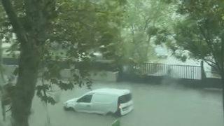 İstanbul'da sağanak yağış alarmı! Bağcılar'da araçlar mahsur kaldı, Beylikdüzü’nde trafik durma noktasına geldi