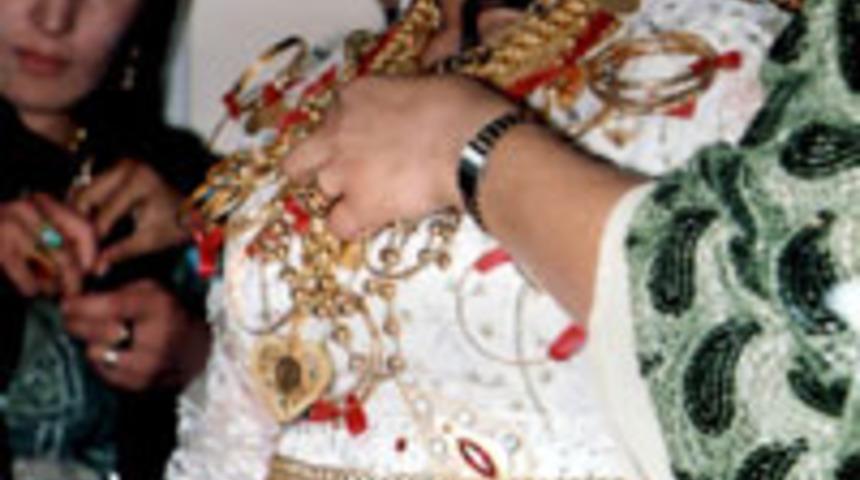 Aşiret düğününde dolarlar havada uçuştu