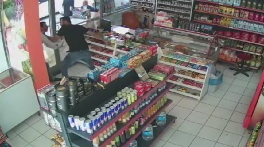 Elazığ'da akıllara durgunluk veren olay! Markete giren ya bıçaklı saldırıya uğruyor ya da yumruklu