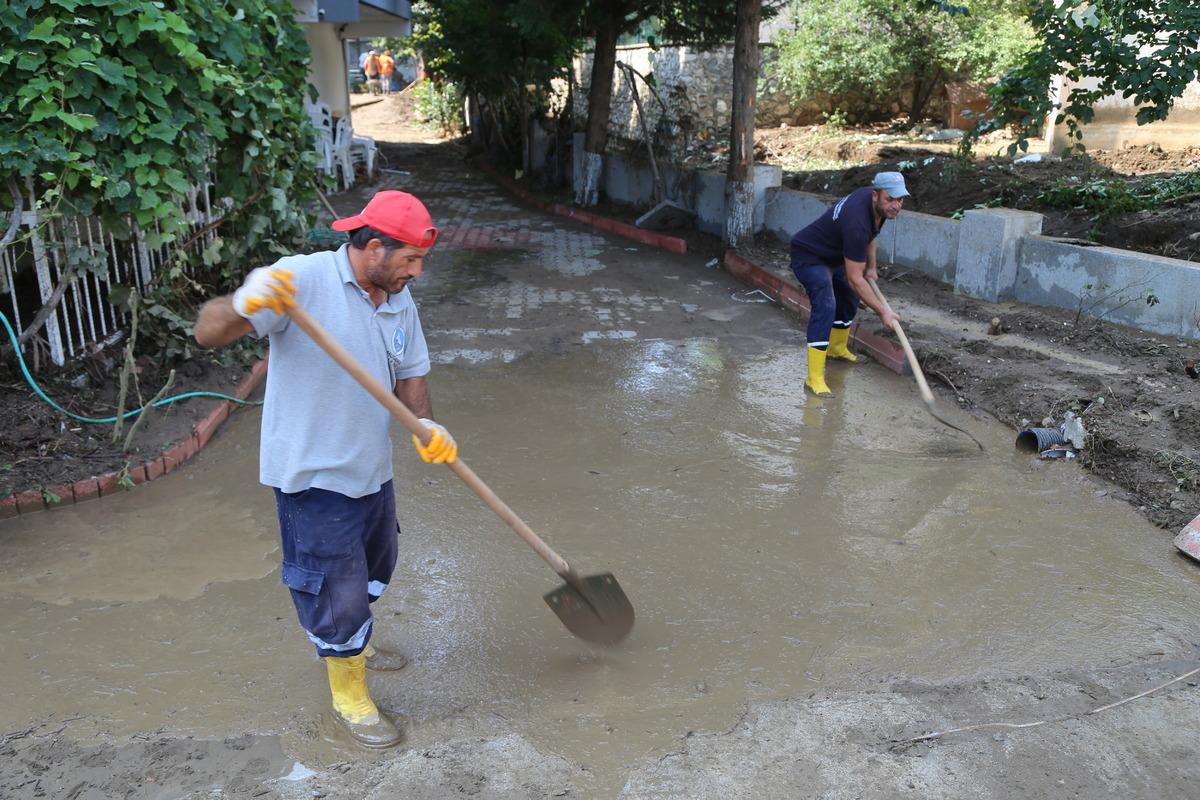 Bursa'da selin ardından hayat normale d&ouml;n&uuml;yor