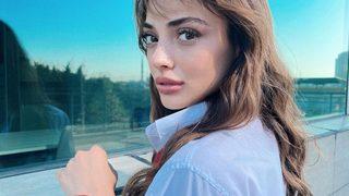 Duy Beni'nin Ekim'i Rabia Soytürk beyaz elbiseli pozlarıyla kendine hayran bıraktı! Bu ne güzellik