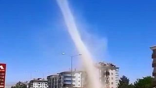  Elazığ'da dev hortum paniği! Metrelerce yükseklikte aniden ortaya çıktı