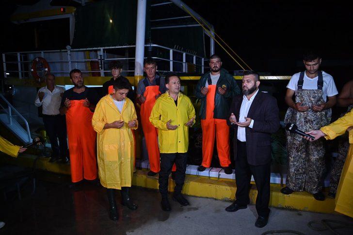 Tuzla'da balıkçılar Belediye Başkanı Şadi Yazıcı eşliğinde ilk ağlarını denize bıraktı G3
