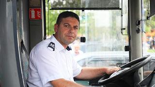 Sakarya'da belediye otobüsü şoförü, araçta rahatsızlanan kadını hastaneye yetiştirdi