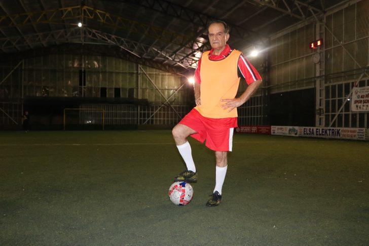 Afyonkarahisar'da 69 yaşındaki "delikanlı", halı saha maçlarını aksatmıyor G2