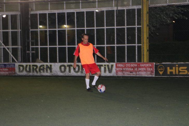 Afyonkarahisar'da 69 yaşındaki "delikanlı", halı saha maçlarını aksatmıyor G3
