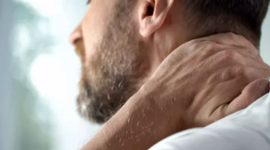 Sürekli olarak tekrarlanıyorsa hemen doktora başvurun! Gırtlak kanserinin büyük belirtisi