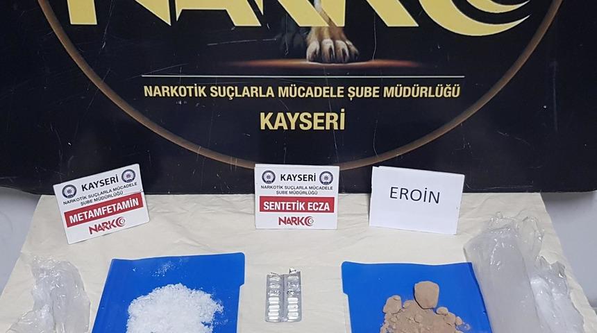 Kayseri'de uyuşturucu operasyonunda 2 şüpheli kovalamaca sonucu yakalandı