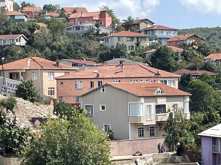 Beykoz'da yıkım kararı olan binanın sakinleri çatıya çıktı G1