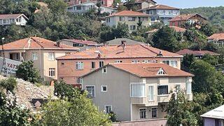 Beykoz'da yıkım kararı olan binanın sakinleri çatıya çıktı