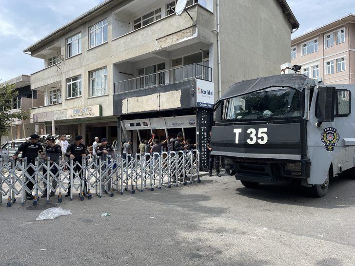 Beykoz'da yıkım kararı olan binanın sakinleri çatıya çıktı G4