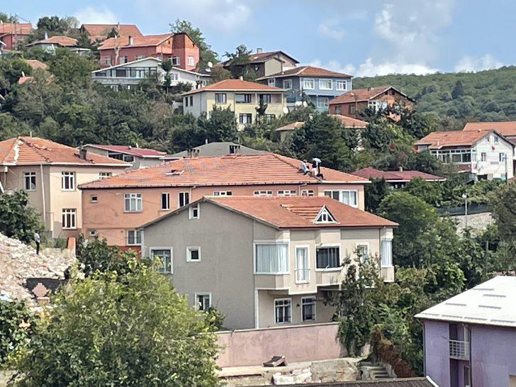 Beykoz'da yıkım kararı olan binanın sakinleri çatıya çıktı G2