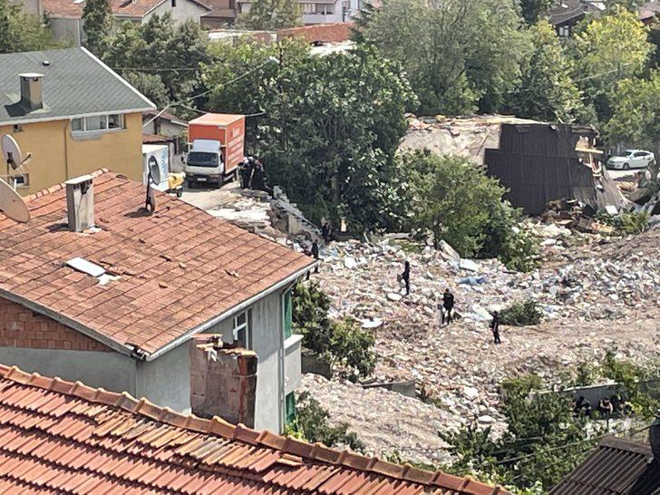 Beykoz'da yıkım kararı olan binanın sakinleri çatıya çıktı G3
