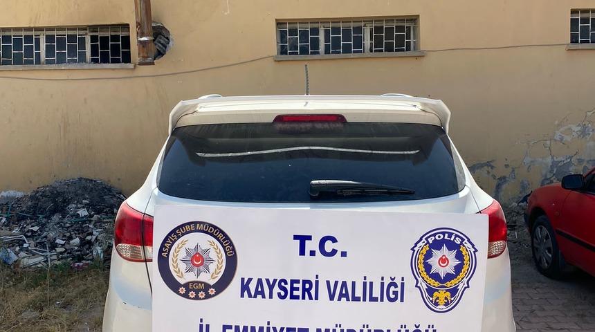 Kayseri'de çekiciyle çalınan otomobil bulunarak sahibine teslim edildi