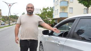 Sakarya'da hırsızın kapısı açık otomobile camdan girip para çalması kamerada