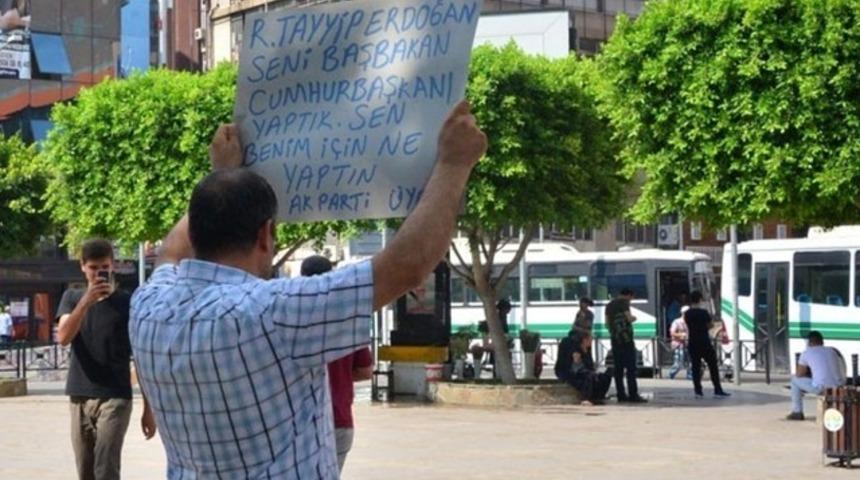 ‘Seni Cumhurbaşkanı yaptık, sen benim için ne yaptın’ pankartı taşıyan yurttaşa gözaltı