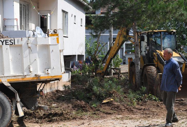 Bursa'da selden etkilenen mahallelerde temizlik çalışması sürüyor G2