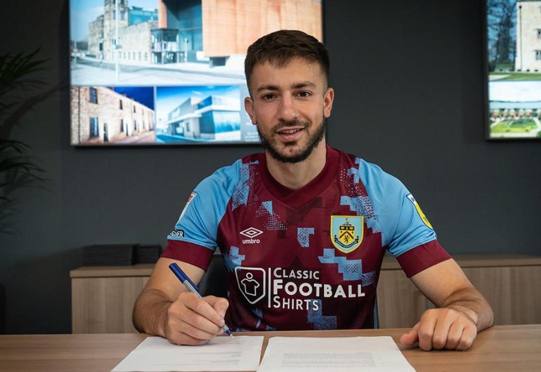 Galatasaray'dan ayrılan Halil Dervişoğlu'nun yeni adresi şaşırttı! Formayı sırtına ge&ccedil;irdi...