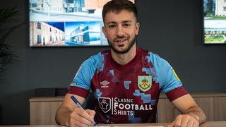 Galatasaray'dan ayrılan Halil Dervişoğlu'nun yeni adresi şaşırttı! Formayı sırtına geçirdi...