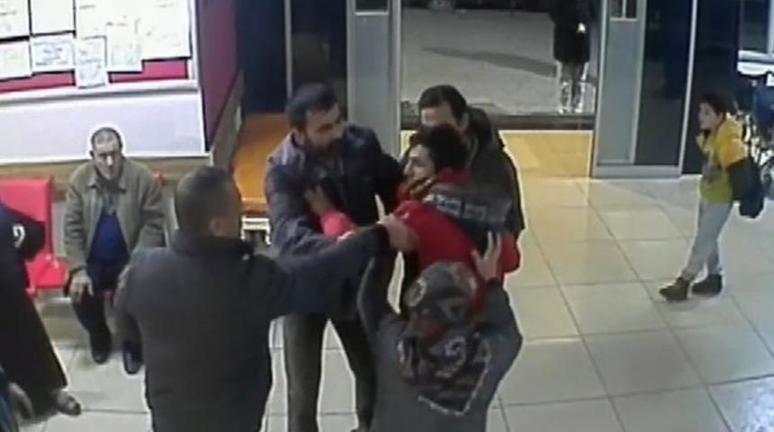  Adana&rsquo;da hasta yakınları doktoru hastanelik etti