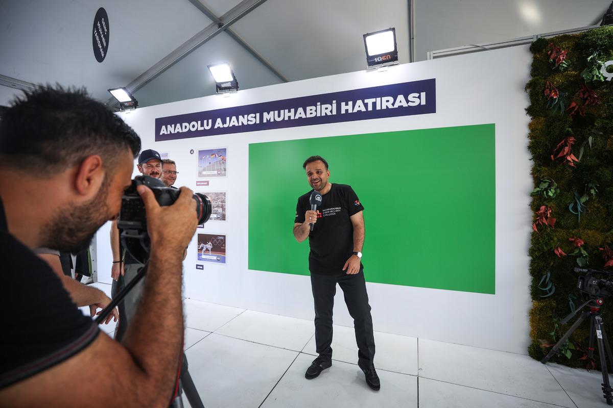 Dijital D&ouml;n&uuml;ş&uuml;m Ofisi Başkanı Ko&ccedil;, TEKNOFEST KARADENİZ'de AA standını ziyaret etti