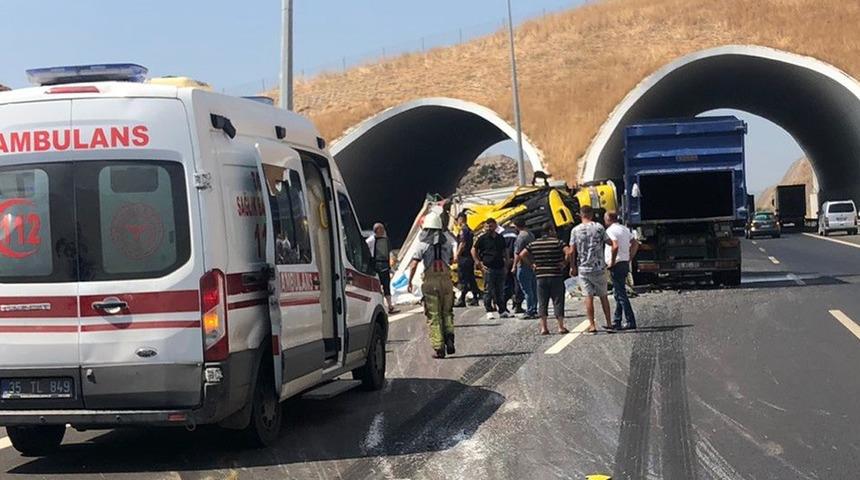 İzmir'de feci kaza: Çarpışmanın şiddeti asfalta yansıdı!