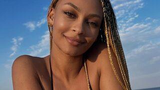 Sihirli Annem'in Toprak'ı Jennifer Boyner derin yırtmaç detaylı elbisesiyle pozlarını paylaştı!