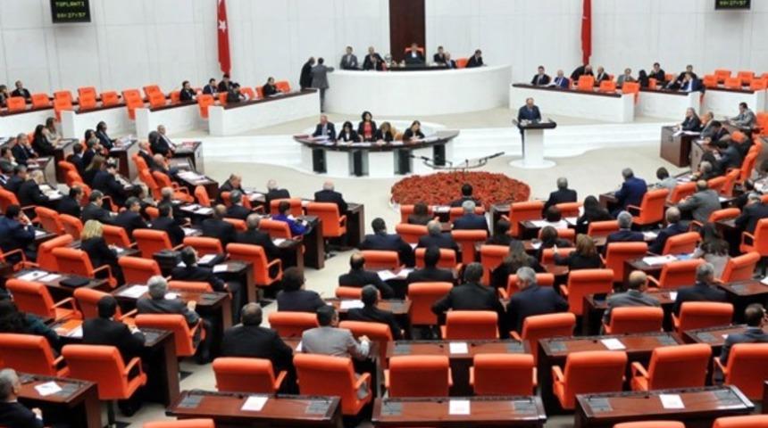 AK Parti seçilme yaşını 18'e indiren anayasa değişikliği teklifini sundu