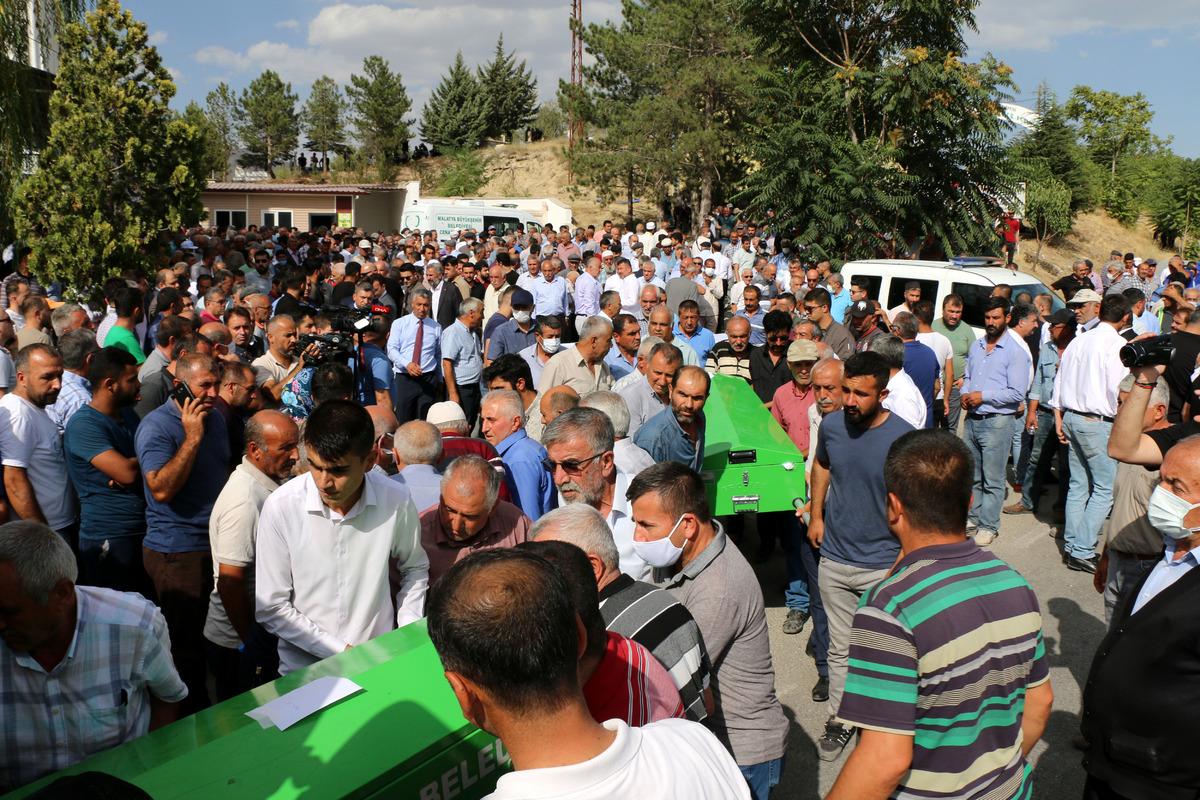 Sivas'ta kamyon ile minib&uuml;s&uuml;n &ccedil;arpışması sonucu &ouml;lenlerden 3'&uuml;n&uuml;n cenazesi defnedildi