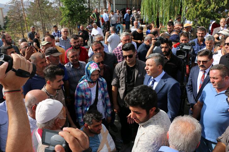 Sivas'ta kamyon ile minibüsün çarpışması sonucu ölenlerden 3'ünün cenazesi defnedildi G2