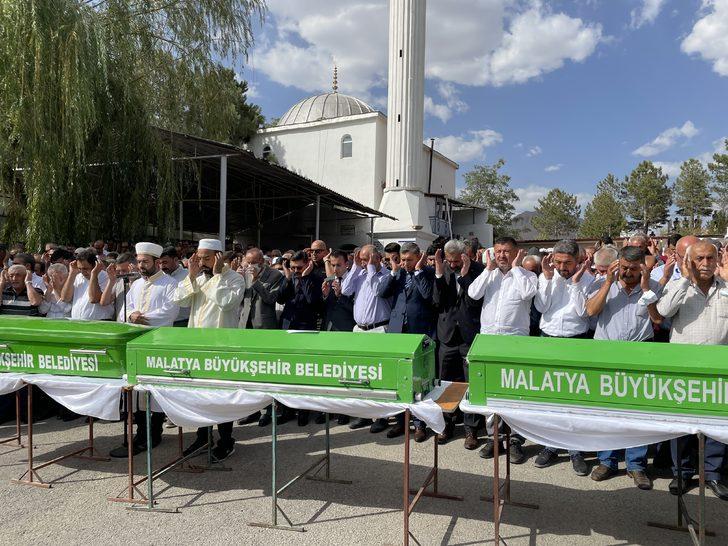 Sivas'ta kamyon ile minibüsün çarpışması sonucu ölenlerden 3'ünün cenazesi defnedildi G3