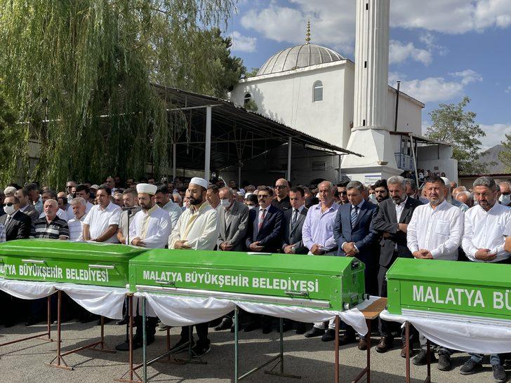 Sivas'ta kamyon ile minibüsün çarpışması sonucu ölenlerden 3'ünün cenazesi defnedildi G4