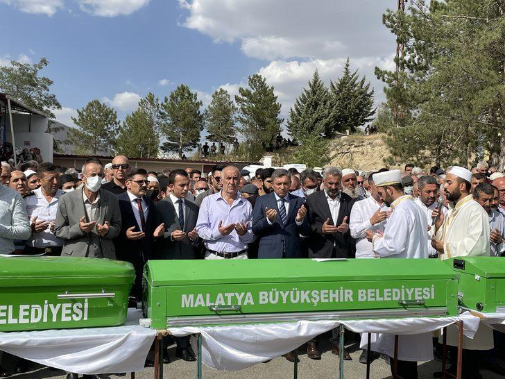 Sivas'ta kamyon ile minibüsün çarpışması sonucu ölenlerden 3'ünün cenazesi defnedildi G5