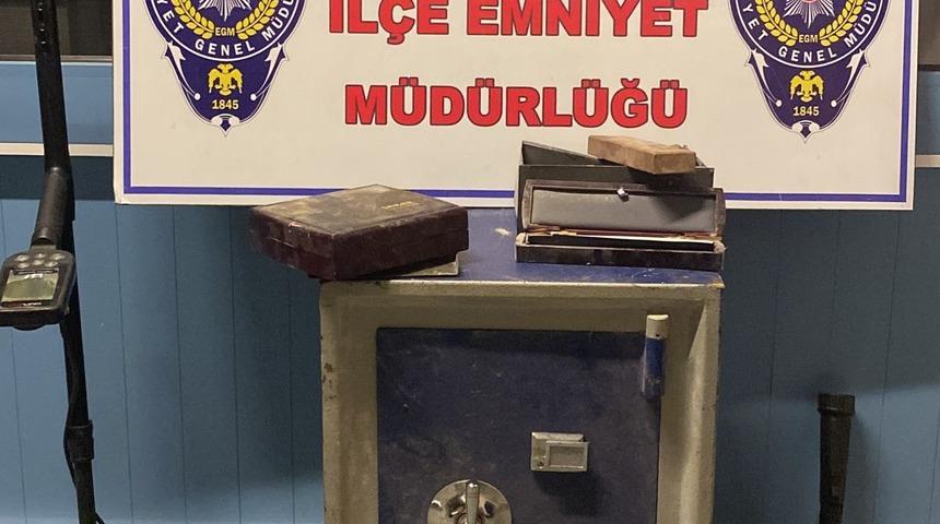 Düzce'de içinde ziynet eşyası bulunan kasayı çalan 2 zanlı tutuklandı