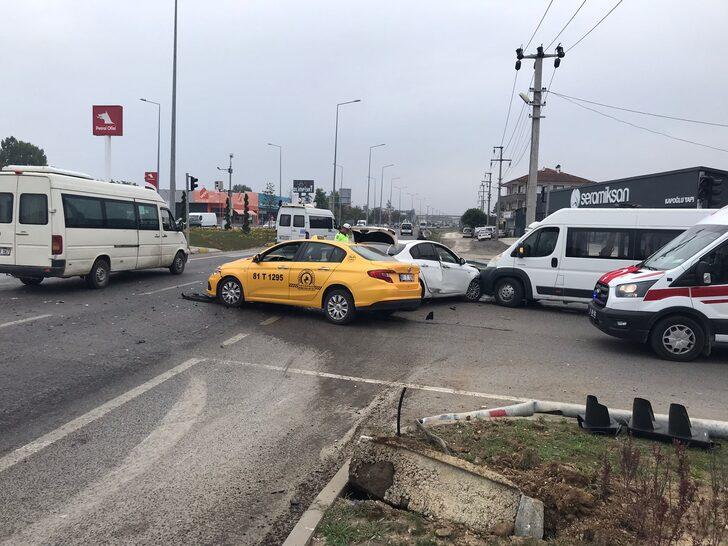 Düzce'de 3 aracın karıştığı kazada 2 kişi yaralandı G2