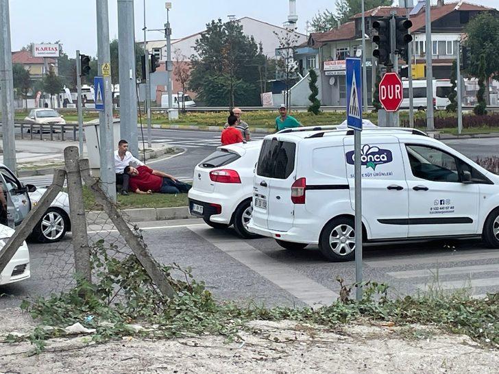 Düzce'de 3 aracın karıştığı kazada 2 kişi yaralandı G3