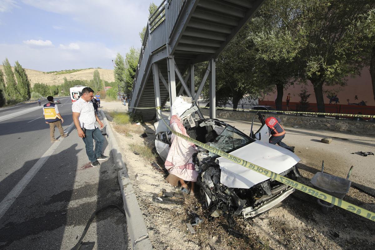 Malatya'da otomobilin &uuml;st ge&ccedil;ide &ccedil;arptığı kazada 2 kişi &ouml;ld&uuml;, 2 kişi yaralandı