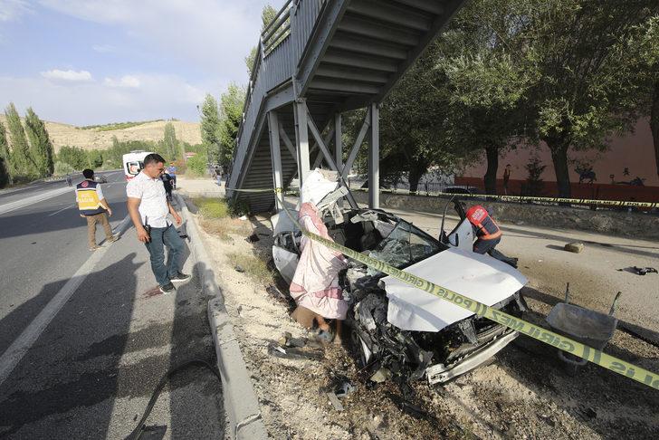 Malatya'da otomobilin üst geçide çarptığı kazada 2 kişi öldü, 2 kişi yaralandı G1